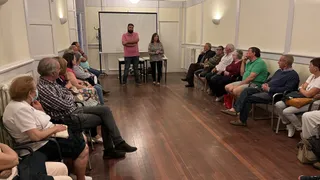 Un momento de la reunión con los vecinos de la Plaza Nueva de Peñaranda