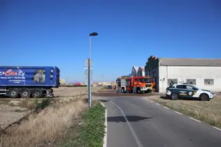 Camión que ha echado a arder en la Calle Silos en Villares. 