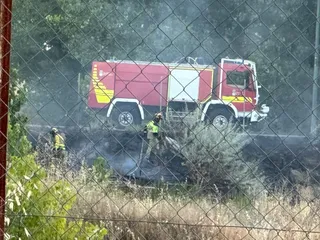Los bomberos de la Diputación de Salamanca sofocando un incendio en un solar de Villamayor. Foto S24H. Archivo.
