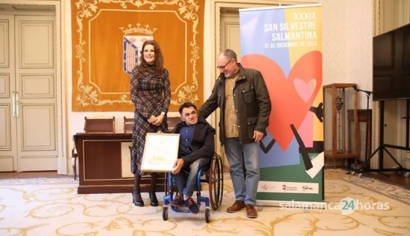 Almudena Parres, participa junto a la San Silvestre Salmantina en la entrega de la recaudación del chip solidario