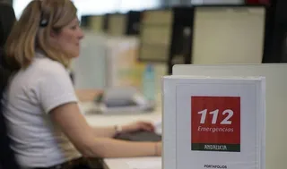 Una operadora del sistema de Emergencias 112