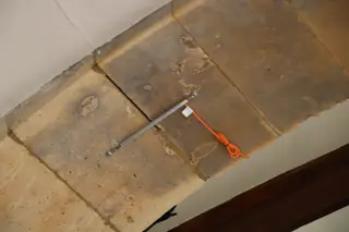 Fisurómetro instalado en una de las bóvedas de la Plaza Mayor