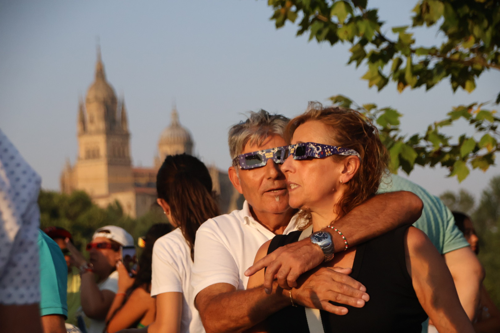 Gente Viendo El Eclipse En El Parque De Elio Antonio De Nebrija En Salamanca (17)