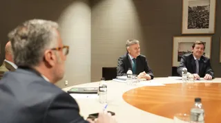 El presidente del PP de Castilla y León, Alfonso Fernández Mañueco, acompañado por miembros de su formación, se reúne con el candidato de Vox, Carlos Pollán, y otros dirigentes de este partido, tras las pasadas elecciones autonómicas | Rubén Cacho (ICAL)