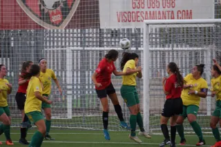 Un momento del partido entre el Salamanca FF y Amigos del Duero