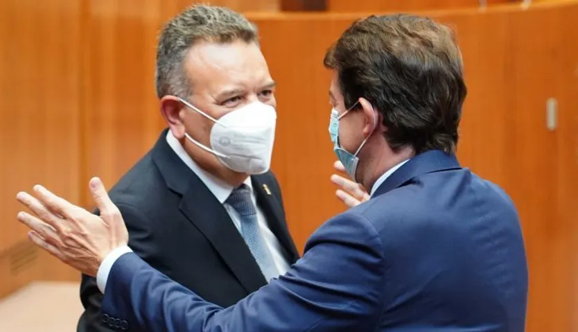 El bejarano Raúl Hernández recibe el saludo de Alfonso Fernández Mañueco | ICAL