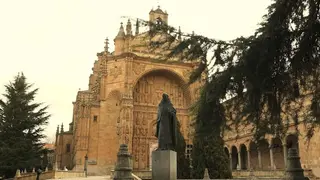 Estatua de Francisco de Vitoria frente a la fachada del Convento de San Esteban