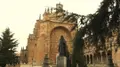Estatua de Francisco de Vitoria frente a la fachada del Convento de San Esteban