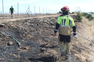 Bomberos trabajan en un incendio en Valdunciel (7)