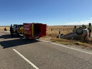 Así ha quedado el vehículo volcado en Ledesma con presencia de los bomberos de Ledesma