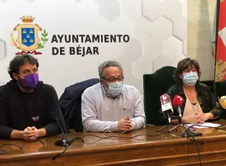 Antonio Cámara, nuevo alcalde de Béjar, primero por la izquierda en una foto de archivo.