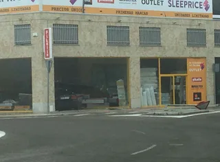 Un coche se empotra contra un establecimiento en el polígono de los Villares