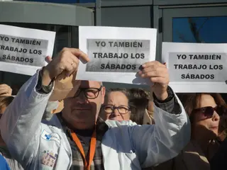 Concentración de personal no sanitario en el hospital de Salamanca