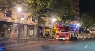 Efectivos de bomberos en la plaza de la Fuente. Foto de archivo