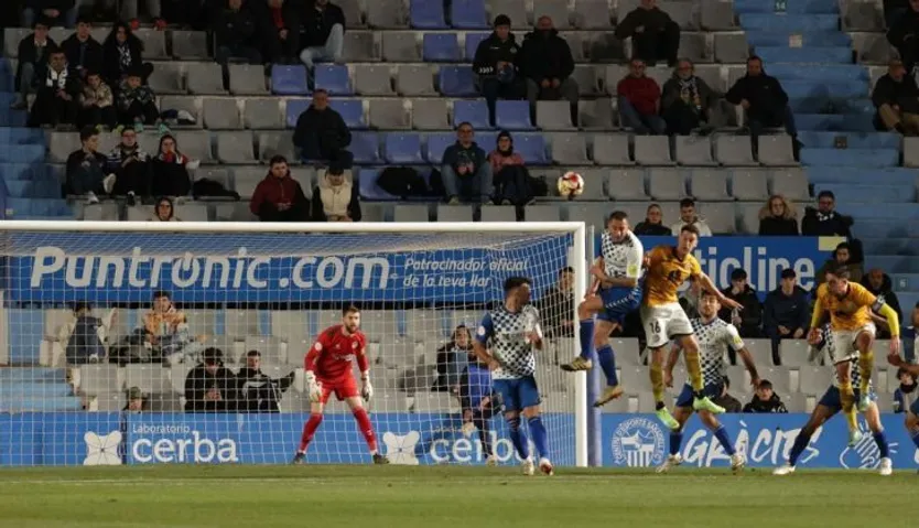 Adri Gómez pelea un balón aéreo en la Nova Creu Alta FOTO UNIONISTASCF