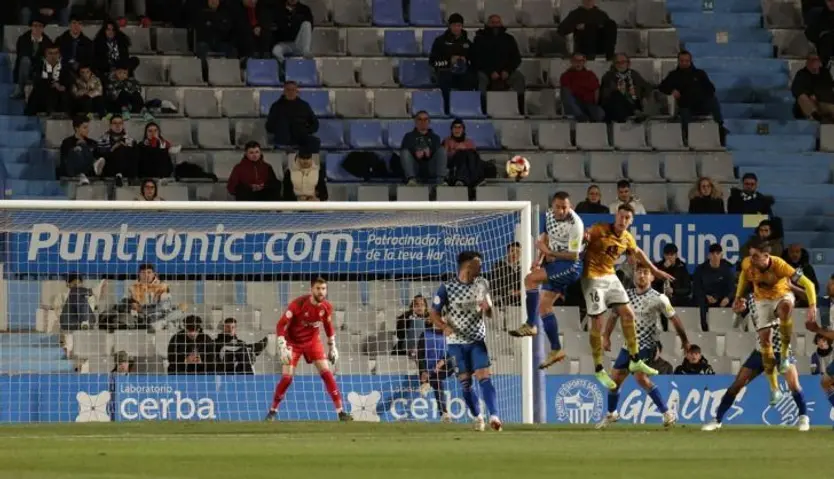 Adri Gómez pelea un balón aéreo en la Nova Creu Alta FOTO UNIONISTASCF