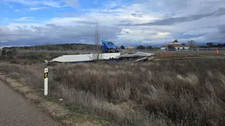 Vuelca un camión cargada de piedras en la A-62, a la altura de la finca Rodasviejas. Foto Andrea M.