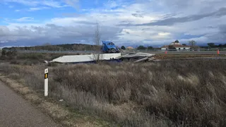 Vuelca un camión cargada de piedras en la A-62, a la altura de la finca Rodasviejas. Foto Andrea M.