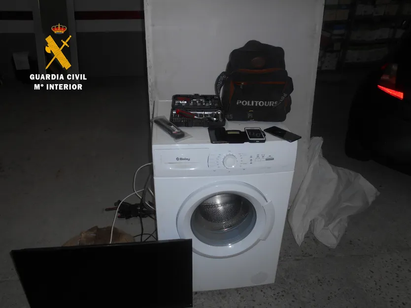 Detenidos dos salmantinos por robar un remolque lleno de electrodomésticos, mobiliario o herramientas