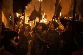 Varias personas caminan con antorchas durante la celebración de la Procesión Cívica del Vítor en Mayorga | Emilio Fraile - Europa Press