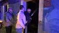 Vecinos intentando apagar el incendio. ANDREA MATEOS 