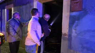 Vecinos intentando apagar el incendio. ANDREA MATEOS 
