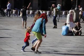 Gente por las calles de Salamanca en verano
