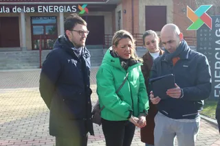 Los concejales de Turismo y Medio Ambiente, Ángel Fernández y María José Coca, en la presentación de una nueva aplicación con realidad aumentada sobre los itinerarios medioambientales y culturales de TORMES +. Foto Carlos H.G