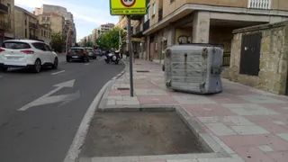 Un coche impacta y derriba un contenedor en el paseo de Canalejas (5)