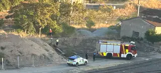 Un incendio en las vías del tren quema varias traviesas de madera en Calzada de Medina