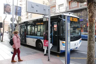Autobús urbano. Foto de archivo