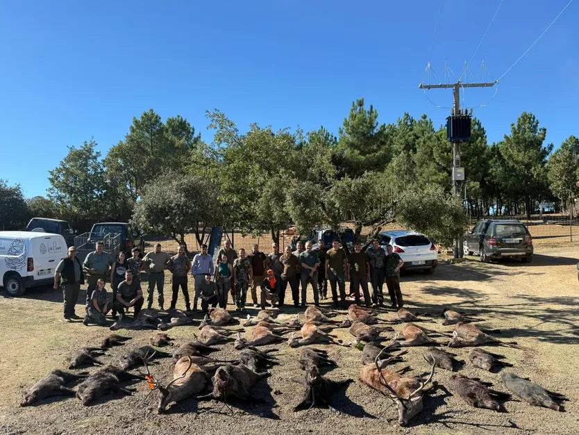 Cazadores posando con sus trofeos tras una jornada de caza en la provincia de Salamanca