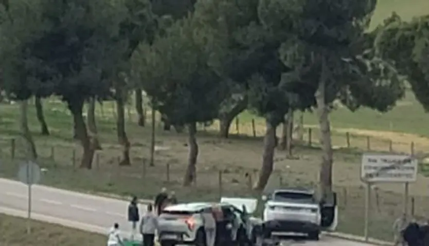 Colisión frontal entre dos turismos deja tres heridos en la SA-300 (Villamayor)