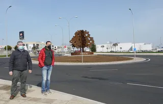 Inauguración de la escultura en la rotonda calle Salamanca con la calle Tercera, en El Montalvo III