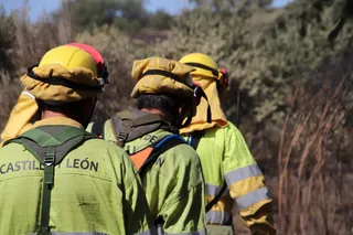 Labores de perimetraje y remate en el incendio de San Felices de los Gallegos