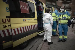 Varios trabajadores de una UVI móvil del SUMMA 112 durante una jornada de trabajo. Europa Press