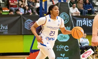 Carter sube el balón ante Celta | FOTO CB AVENIDA