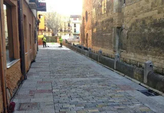 La calle Capilla ya muestra cómo será la acera que surcará el empedrado de la Plaza del Grano de León