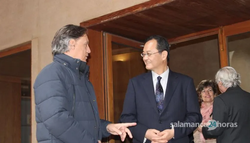 El embajador de Japón, Nakamae Takahiro, el alcalde Carlos García Carbayo y el rector de la USAL. Fotos S24H (5)