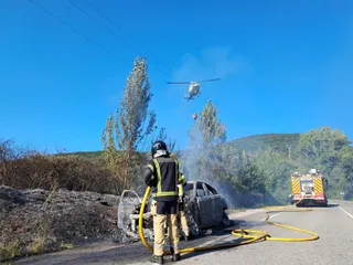 Vehículo calcinado en Ponferrada | Foto ICAL