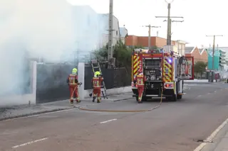 Incendio de un solar en la calle Doctor Fleming. Carbajosa Noticias