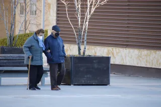 Gente por las calles de Salmanca en invierno