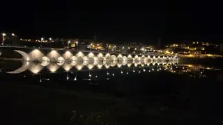Iluminación artística nocturna en el puente de Alba de Tormes