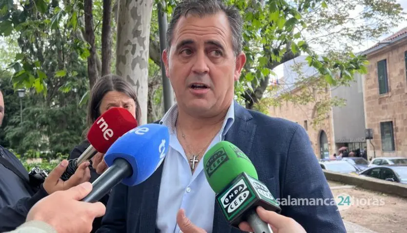 Juan Luis Delgado atiende a los medios en San Isidro