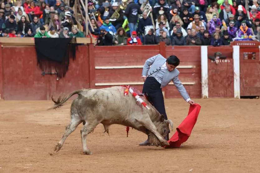 Yeferson Vanegas con el segundo novillo de la tarde en la novillada sin picadores del bolsín taurino en Ciudad Rodrigo