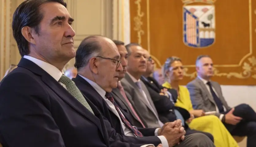El consejero de Medio Ambiente, Vivienda y Ordenación del Territorio, Juan Carlos Suárez-Quiñones, presenta la red de calor de Salamanca con el Ayuntamiento de Salamanca. Susana Martín / ICAL