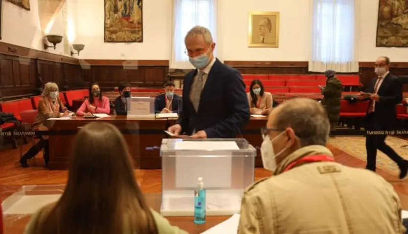 Ricardo Rivero votando 