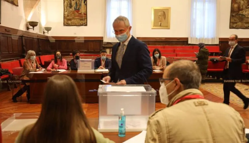 Ricardo Rivero votando 