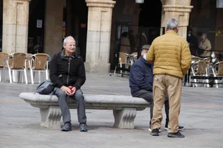 Gente en la plaza mayor de Salamanca en invierno