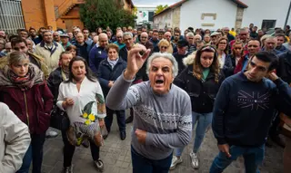 Ganaderos de las comarcas afectadas por la vacunación de "lengua azul" se concentran en la unidad veterinaria de Ciudad Rodrigo. ICAL| VICENTE